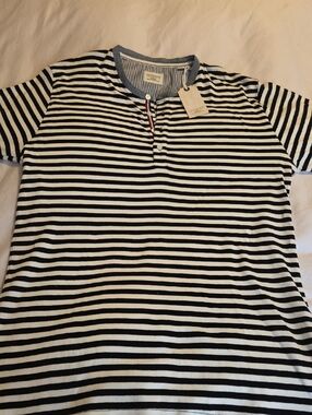 Lindbergh Black&White With chambray Colelor Henley.  Men's XXL